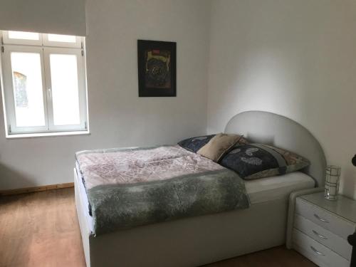 Schlafzimmer mit einem Bett und einem Fenster in der Unterkunft Rathsacks Familienhof in Ziegendorf