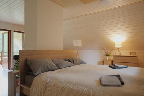 Tempat tidur dalam kamar di Secluded Holiday Home with Sauna in National Park by the Sea