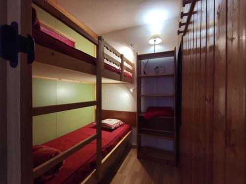 Cette chambre comprend 2 lits superposés et un couloir. dans l'établissement Studio Chaleureux · Accès Pistes · Mont Blanc - FR-1-181-2569, à Aime La Plagne