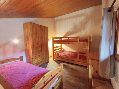 - une chambre avec 2 lits superposés et un placard dans l'établissement Studio avec mezzanine proche des pistes à Plagne Village - FR-1-181-2626, à La Plagne Tarentaise