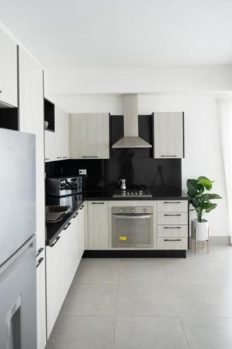 Η κουζίνα ή μικρή κουζίνα στο Luxurious and Spacious Condo