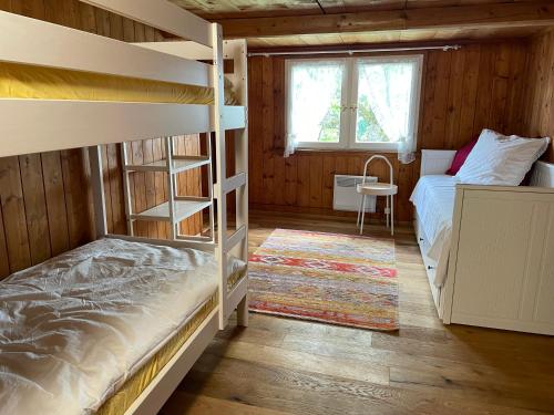 - une chambre avec 2 lits superposés et une fenêtre dans l'établissement Berghüsli Heiterswil, à Wattwil