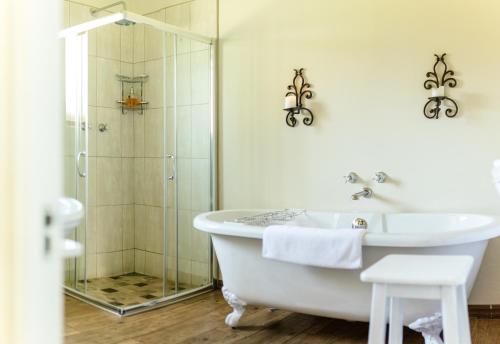 Baris Guesthouse في كلارينس: حمام مع حوض استحمام ودش ومغسلة