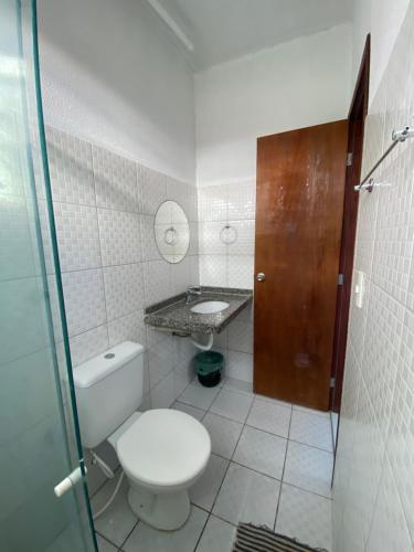 łazienka z toaletą i umywalką w obiekcie Apartamento Taiba! w mieście Taíba