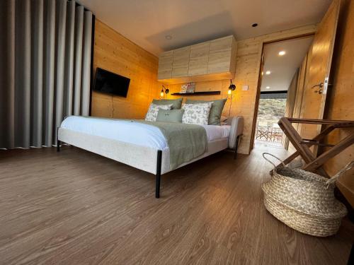 Ένα ή περισσότερα κρεβάτια σε δωμάτιο στο Quinta do Corço - Nature SPA