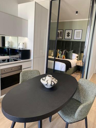 Cucina o angolo cottura di Executive Apartment at Ellipse Waterfall