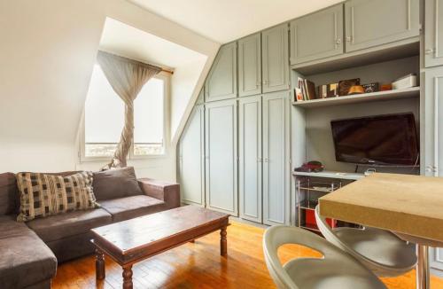 Beautiful apartment with a view of Eiffel Tower in center Paris