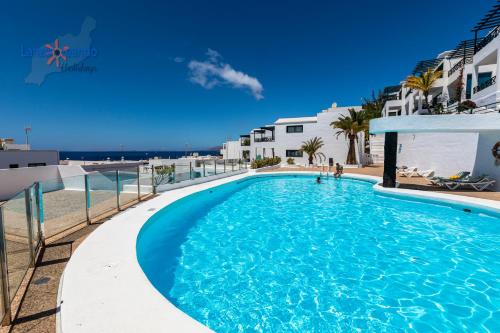 - une piscine avec vue sur l'océan dans l'établissement Vivienda Vacacional Casa Evy, à Puerto del Carmen