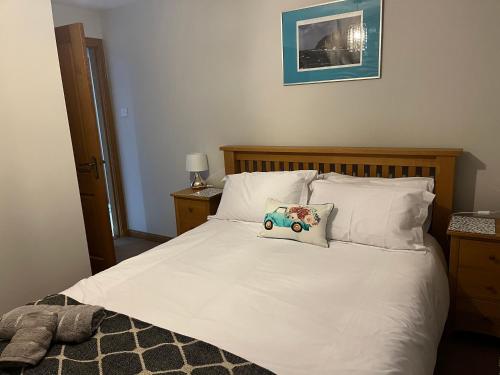 uma cama com uma almofada de carrinho de brinquedo em 6 Canalside Apartments em Fort William