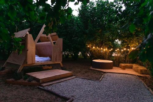 une aire de jeux avec une cabane dans les arbres dans un parc dans l'établissement SKY HOUSE EXPERIENCE, à Salmore