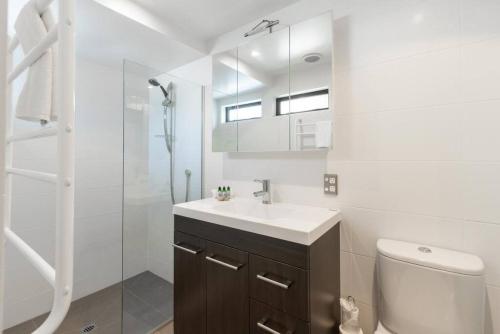 Vannituba majutusasutuses The Lodges 9 - Lake Front Views and Walk to Town