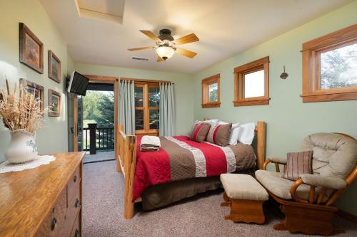 1 dormitorio con 1 cama y 1 silla en Adventures From Bozeman's Perfect Location, en Bozeman