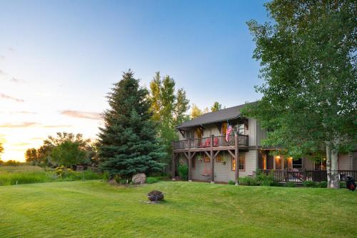 ボーズマンにあるAdventures From Bozeman's Perfect Locationの前に広い庭がある家
