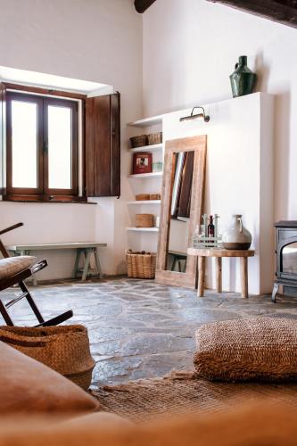 a living room with a table and a mirror at Monte do Pomar in Redondo