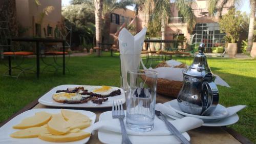 d'une table avec une assiette de nourriture au-dessus dans l'établissement Dar Riad Niama, à Taroudant