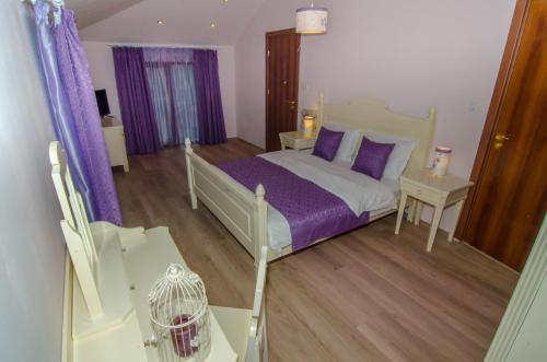 Un pat sau paturi într-o cameră la Guest House Villa Elma