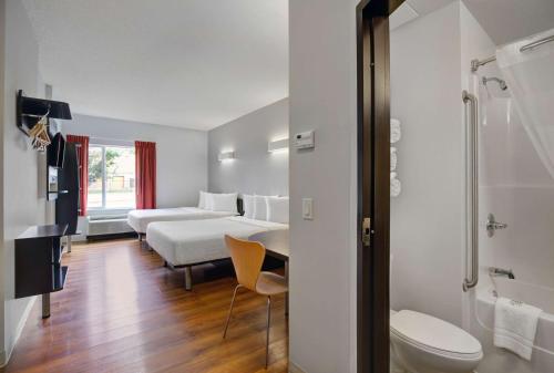 Habitación de hotel con 2 camas y baño en Motel 6 Airdrie, en Airdrie