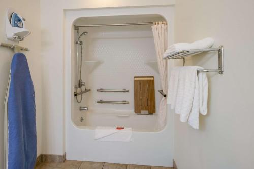 baño con lavabo y toallas en la pared en SureStay Hotel by Best Western Leesville en Leesville