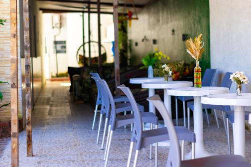 una fila de mesas y sillas en un restaurante en Pousada Mar do Sonho Vila, en Porto de Galinhas