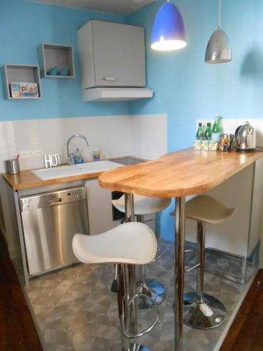 - une cuisine avec une table en bois et un évier dans l'établissement Apartment Lourmel, à Paris
