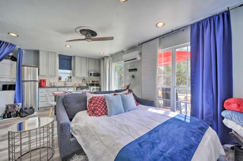 Ένα ή περισσότερα κρεβάτια σε δωμάτιο στο Family Friendly Hill Country Home 13 Mi to Lake!
