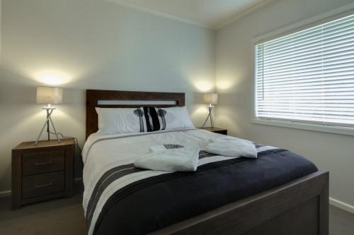 ein Schlafzimmer mit einem Bett mit zwei Handtüchern darauf in der Unterkunft Reardon Place in Port Fairy