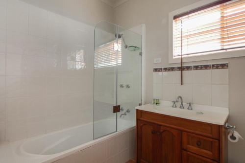 ein Bad mit einer Badewanne, einem Waschbecken und einer Dusche in der Unterkunft Reardon Place in Port Fairy