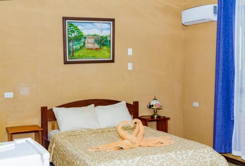 Un pat sau paturi într-o cameră la Cabinas Villa Drake