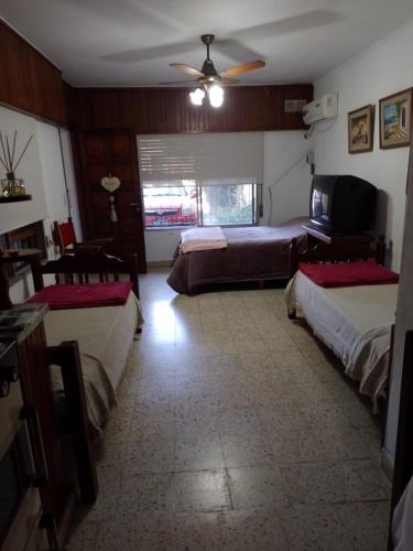 1 dormitorio con 2 camas y ventilador de techo en Leticia y Fabián en Gualeguaychú