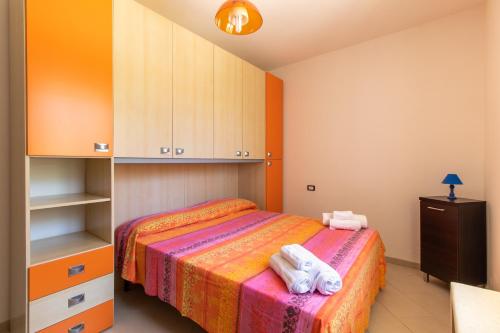 ein Schlafzimmer mit einem Bett mit Handtüchern darauf in der Unterkunft La casa di Ulisse in Ispica