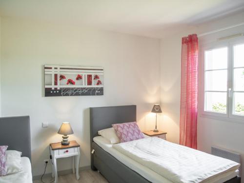 un dormitorio con una cama y una ventana en Villa de Montaigu, en Montaigu-de-Quercy