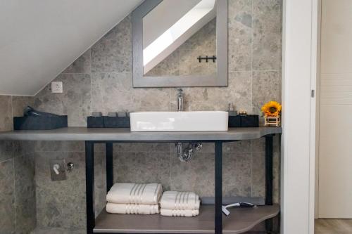 y baño con lavabo y espejo. en Prima Countryside Apartments, en Žirovnica