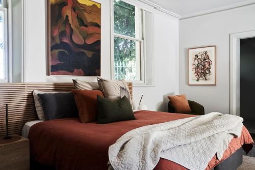 ベンディゴにあるHotel Ernest Bendigoのベッドルーム1室(赤い毛布付きのベッド1台付)