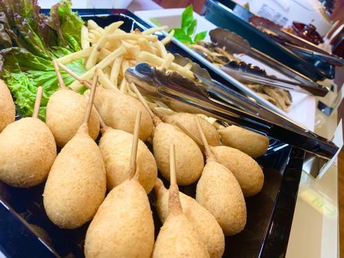 ホテルの敷地内または近くでの食事または食べ物