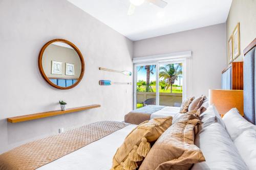 une chambre avec deux lits et un miroir dans l'établissement Nayar Tortugas 31, à Puerto Vallarta