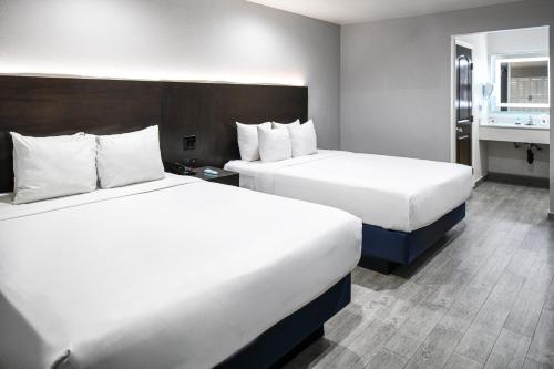 Кровать или кровати в номере Hollywood Inn Express LAX