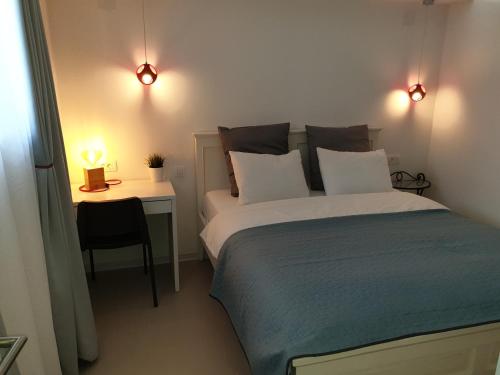 a bedroom with a bed and a desk with a lamp at Apartments with a parking space Valbandon, Fazana - 7296 in Štinjan