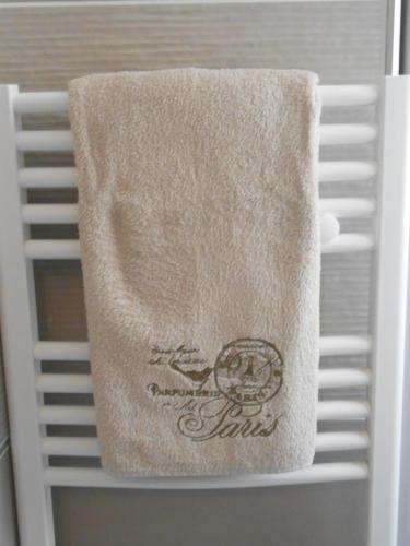 une serviette est assise à l'arrière d'une chaise dans l'établissement Apartment Lourmel, à Paris