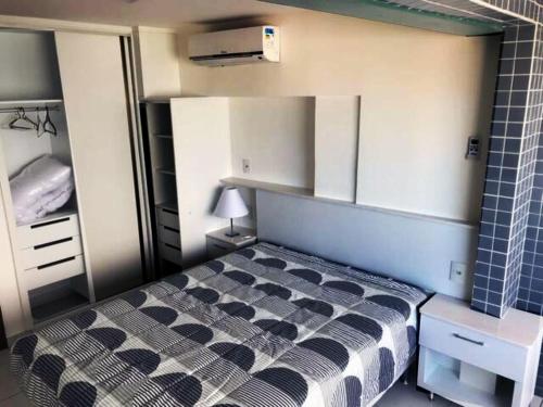 Dormitorio pequeño con cama y armario en Apartamento Em Fortaleza De Frente Para O Mar, en Fortaleza