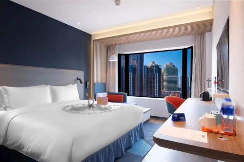 Ένα ή περισσότερα κρεβάτια σε δωμάτιο στο Holiday Inn Express - Wuhan Optical Valley by IHG