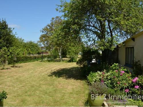 Photo de la galerie de l'établissement Maison 3 pièces avec jardin clos près des plages et commerces, idéale pour 4 personnes à Riantec - FR-1-397-28, à Riantec