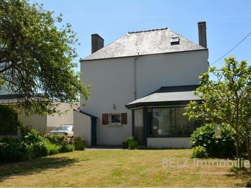 Photo de la galerie de l'établissement Maison 3 pièces avec jardin clos près des plages et commerces, idéale pour 4 personnes à Riantec - FR-1-397-28, à Riantec