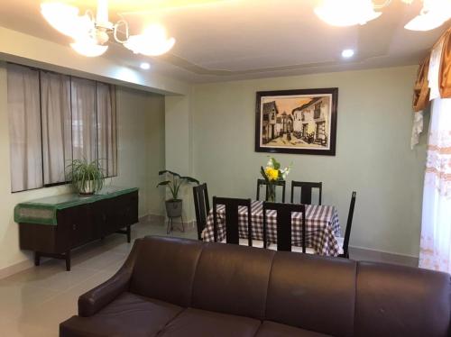 sala de estar con sofá y mesa en Departamentos Camino Real incluye garaje, en Cusco