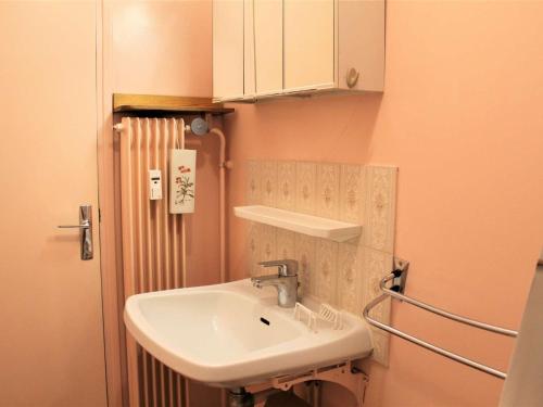 baño con lavabo blanco y radiador en Appartement Vars, 1 pièce, 4 personnes - FR-1-330B-195, en Vars