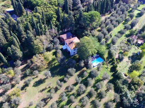 una vista aérea de una casa en un bosque en Belvilla by OYO Casa Prati, en Ghizzano