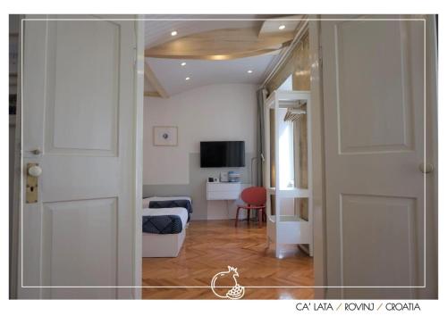 a room with a bedroom with a bed and a door at Ca’Lata in Rovinj
