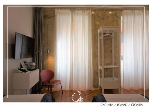 uma sala de estar com um quarto com um espelho em Ca’Lata em Rovinj