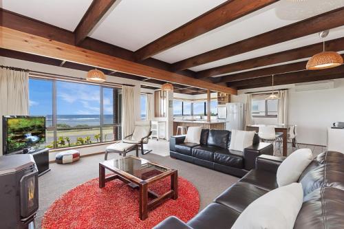 una sala de estar con un sofá y una mesa en Swimmers Rest, en Port Fairy