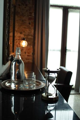Ein Sitzbereich in der Unterkunft Milo Collection Hotel