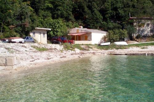 ein Haus am Ufer eines Gewässers in der Unterkunft Apartments with a parking space Rakalj, Marcana - 15250 in Krnica